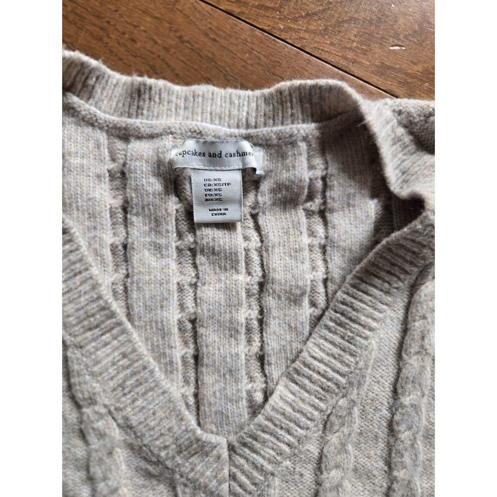 Cupcakes and Cashmere XS Womens V-Neck Boxy Cable Knit Sweater Vest Cream - Picture 5 of 6
